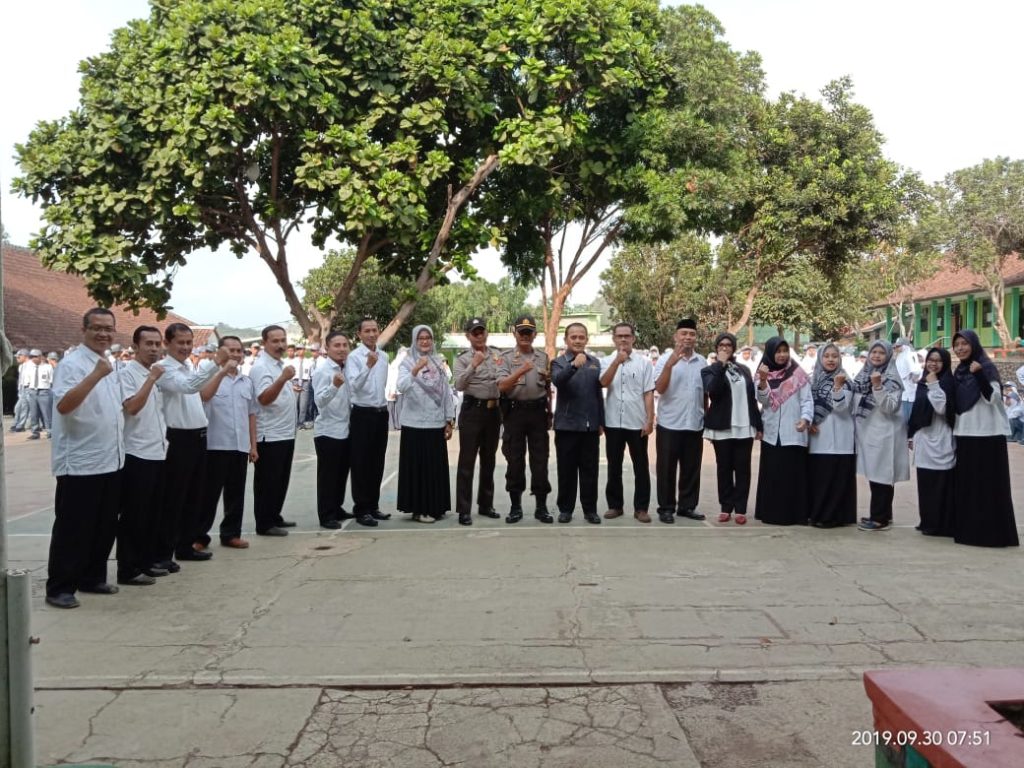 Kapolsek Purabaya, AKP Sutarna, SH., bertindak sebagai pembina upacara di MAN 4 Sukabumi